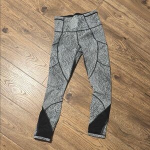 Lululemon size 4 Gray and Black Patterned Leggings